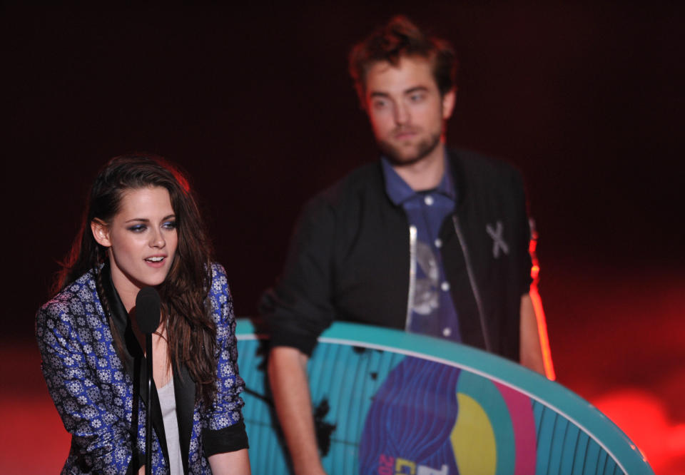 Kristen Stewart, left, and Robert Pattinson accept the award for Ultimate Choice at the Teen Choice Awards on Sunday, July 22, 2012, in Universal City, Calif. (Photo by John Shearer/Invision/AP)