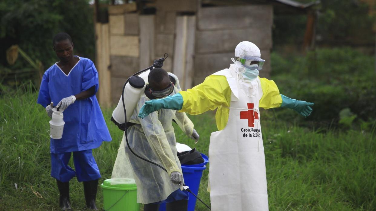 In Beni im Kongo reinigen sich Helfer nach der Arbeit in einem Ebola-Behandlungszentrum. Foto: Al-Hadji Kudra Maliro/AP