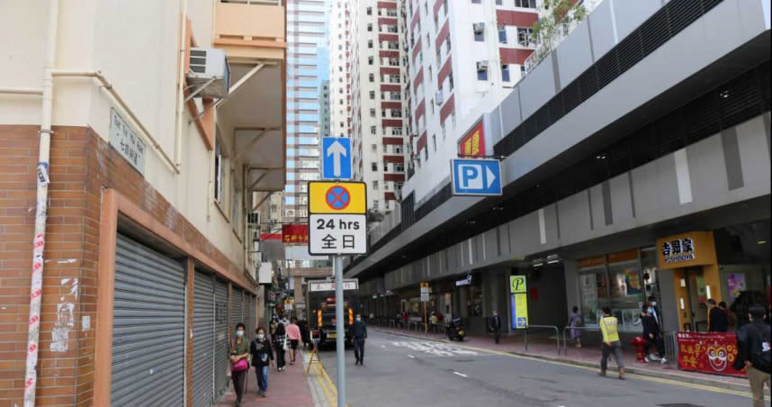 香港3名OL等紅綠燈時，遭陌生男子推出馬路受傷。（圖／翻攝自香港01）