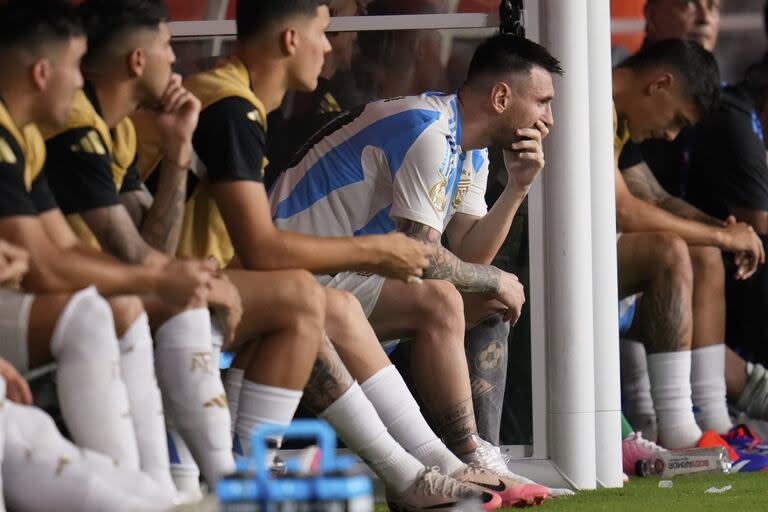 Una imagen inusual, Lionel Messi en el banco de suplentes