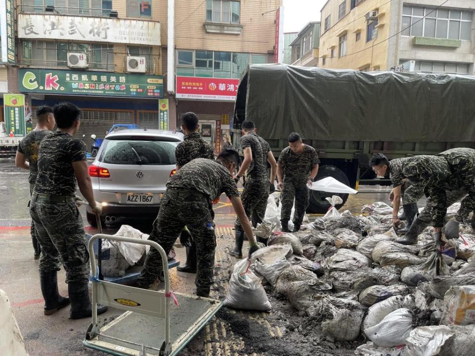 康裕成議長感謝國軍弟兄無懼風雨，出動支援分裝、發放沙包，軍民一心守護家園的精神令人感動。（記者吳文欽翻攝）