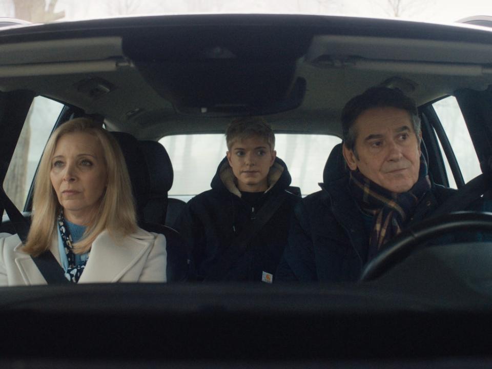 Lisa Kudrow, Mae Martin y Adrian Lukis en ‘Feel Good’ (Netflix)