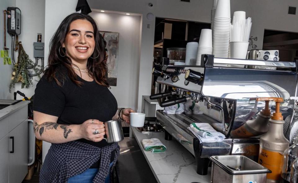 Joelle Maritza sirve café a los clientes de White Rose Coffee Shop, de la que es copropietaria con Javier Betancourt, que la combinó con su estudio de tatuajes Ocho Placas.