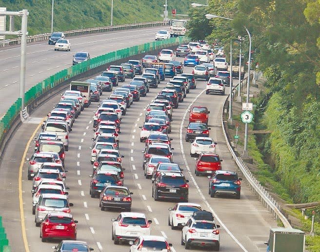 中秋連假第3天，20日傍晚國道3龍潭高原至大溪北上路段出現車潮，車速維持在30公里左右。(陳怡誠攝)