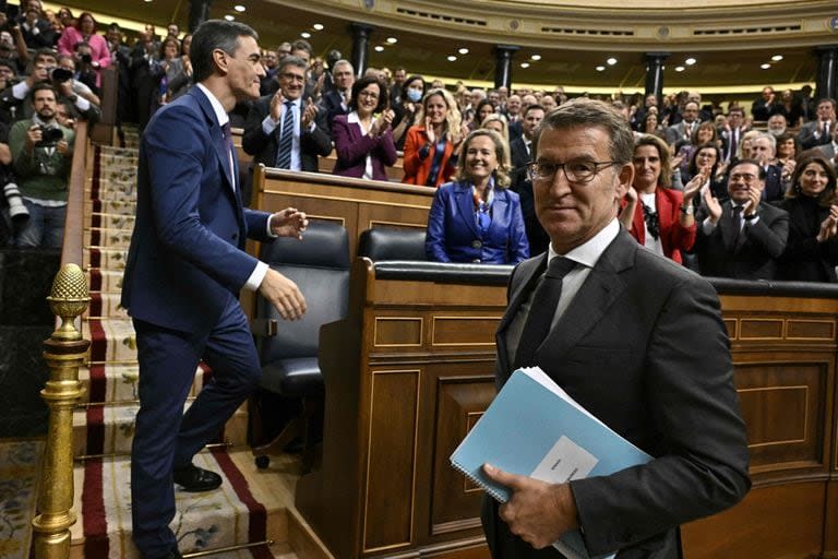 Pedro Sánchez y Alberto Núñez Feijóo en el Congreso de los Diputados, en Madrid. (JAVIER SORIANO / AFP)