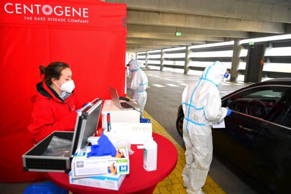 Am Hamburger Flughafen können sich Fluggäste in einem Drive-Through testen lassen – auf eigene Kosten.