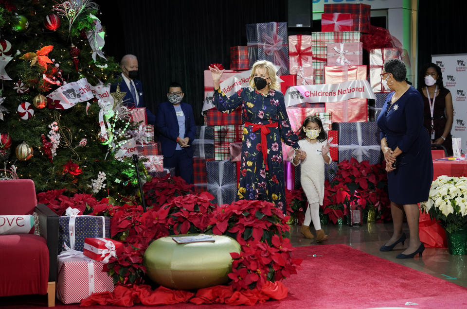 La primera dama de Estados Unidos Jill Biden visita el Hospital Pediátrico Nacional en Washington por la Navidad, junto con el presidente Joe Biden, el viernes, 24 de diciembre del 2021. (AP Foto/Carolyn Kaster)