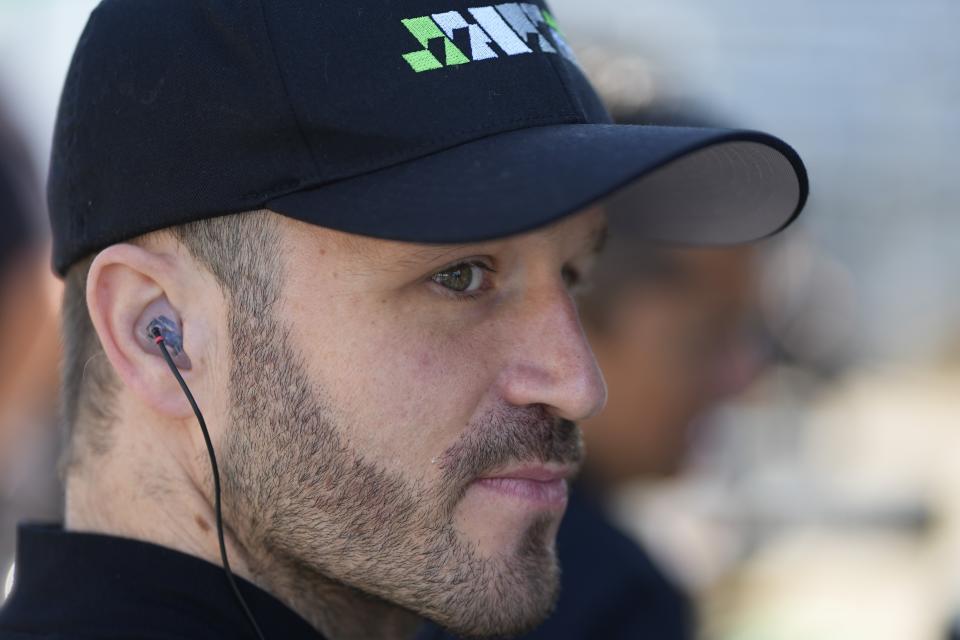 El argentino Agustin Canapino espera en los pits durante una sesión de prácticas antes de las 500 Millas de Indianápolis el jueves 16 de mayo del 2024. (AP Foto/Darron Cummings)