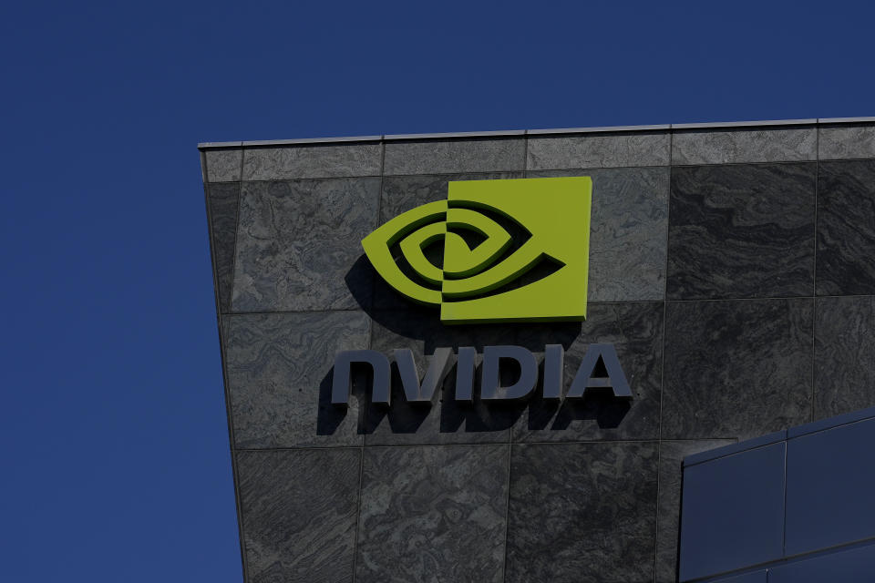 Uma placa aparece em um prédio de escritórios da Nvidia em Santa Clara, Califórnia, quarta-feira, 7 de agosto de 2024. (AP Photo/Jeff Chiu)