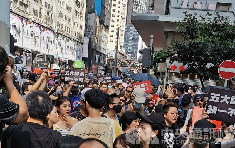 香港一批市民15日不理會警方的禁制，發起「反送中」遊行。遊行開始後，示威者占了軒尼斯道上下行車線，正走向中環。（中央社）