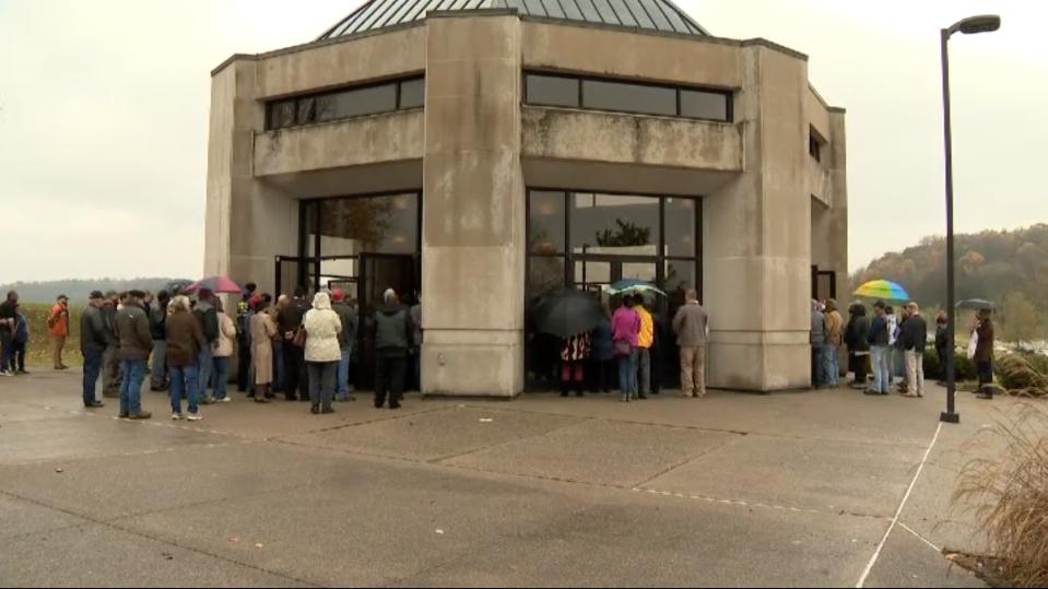 Thanks to a Facebook post, a late Vietnam veteran with no family had a packed funeral. (Image: WTVF)