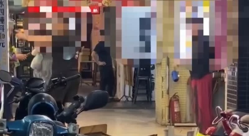 寧夏夜市6日發生店家糾紛，燒烤店懷疑遭冰店檢舉拿椅子狂砸。（圖／翻攝畫面）