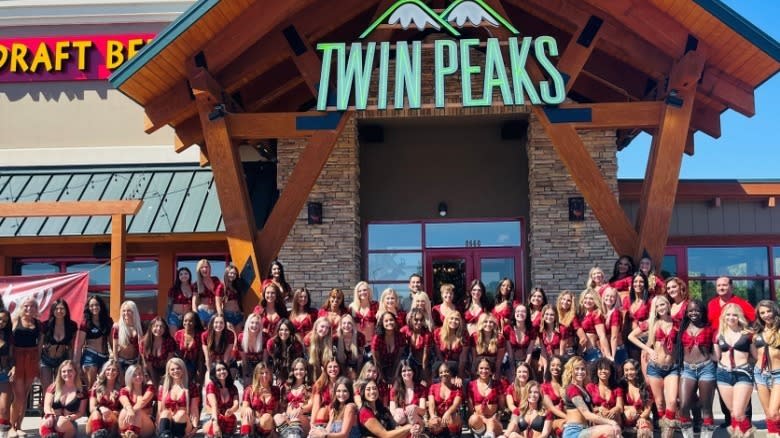 Twin Peaks Kansas City Staff Picture