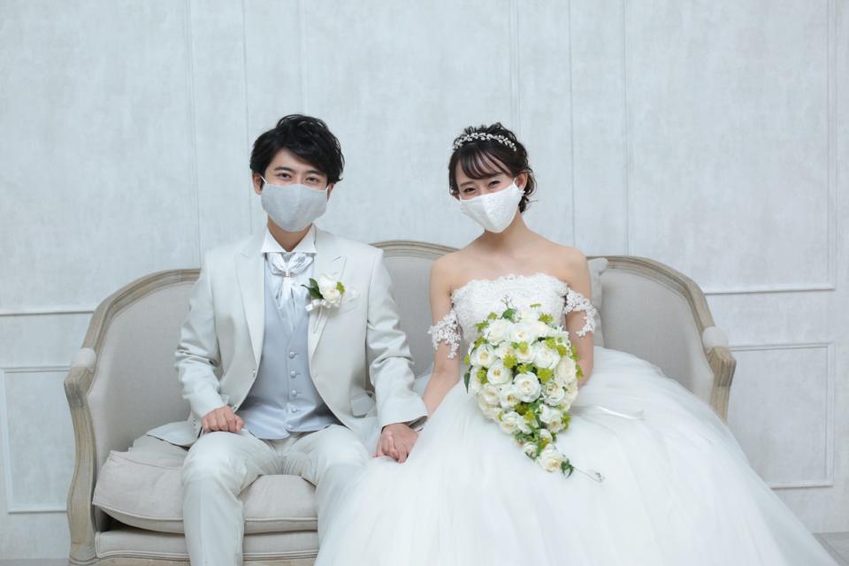 日本婚禮籌備公司ESCRIT推出了結婚專用口罩，分別有新郎、新娘、花仔、花女共四款。  