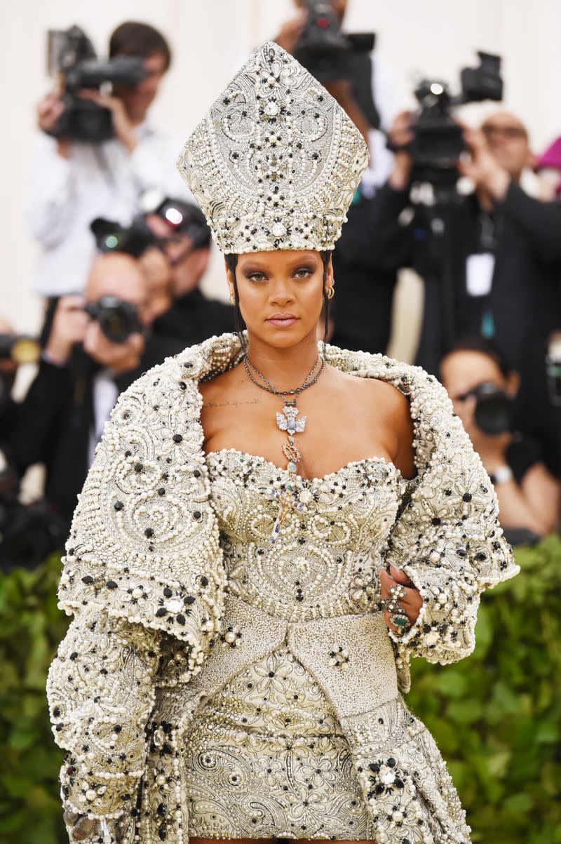 Rihanna hatte sich mit ihrem Maison Margiela Ensemble vom Papst inspirieren lassen. (Bild: Jamie McCarthy/Getty Images)