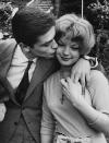 Le jour dit, Alain Delon arrive, accompagné de deux de ses proches, la comédienne Françoise Arnoul et Jean-Claude Brialy, et nanti d’une bague en toc qu’il exhibe, tout sourire, devant les photographes. Les reporters, venus en nombre, sont fébriles. "<em>Et le mariage, alors ?</em>", interrogent-ils, avides d'un scoop. Magda Schneider reprend la main : "<em>C’est trop tôt, il faut qu’ils apprennent à se connaître.</em>" Après six mois de vie commune, l’injonction a de quoi faire sourire. (<em>Keystone Features/Hulton Archive/Getty Images</em>)