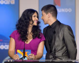 La actriz y cantante mexicana Litzy, izquierda, y el cantante Luis Coronel durante una conferencia de prensa para anunciar a los finalistas de los Premios Billboard de la Música Latina el miércoles 5 de febrero de 2014 en Miami. Coronel es finalista en dos categorías. (Foto AP/Wilfredo Lee)