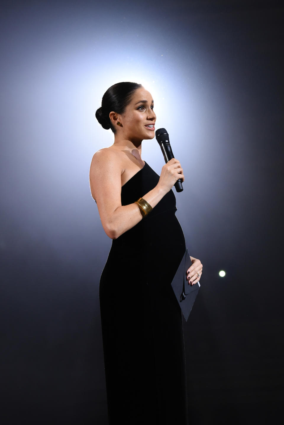 Herzogin Meghan zeigte bei den British Fashion Awards, wie groß ihr Babybauch schon ist (Bild: Getty Images)