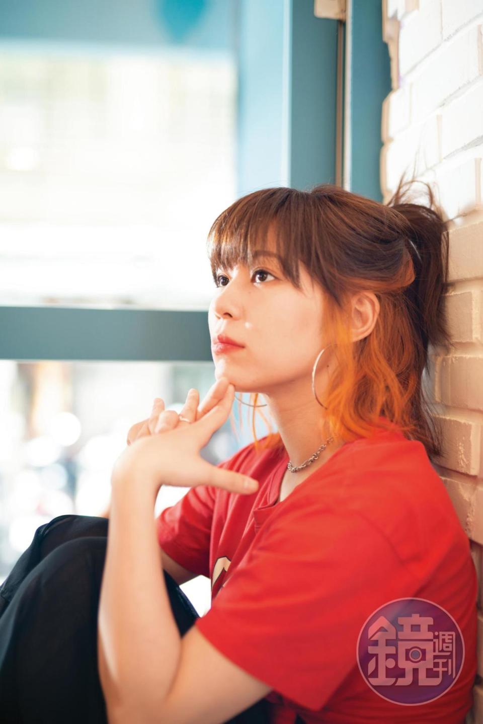 華承妍曾是日本音樂大師小室哲哉的旗下女弟子，培訓1年後出道。