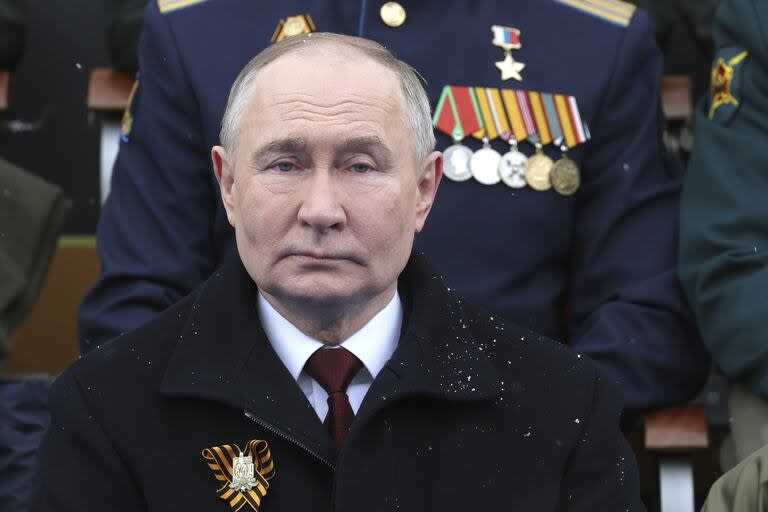 El presidente ruso, Vladimir Putin, se sienta durante el desfile militar del Día de la Victoria en Moscú, Rusia, el jueves 9 de mayo de 2024