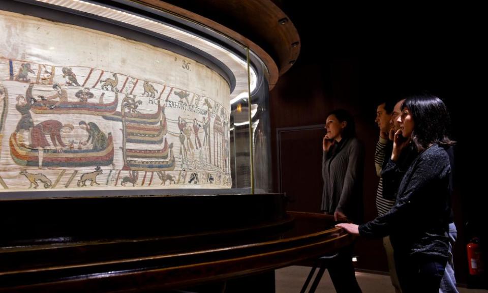  Emmanuel Macron is proposing to loan the Bayeux tapestry to Britain