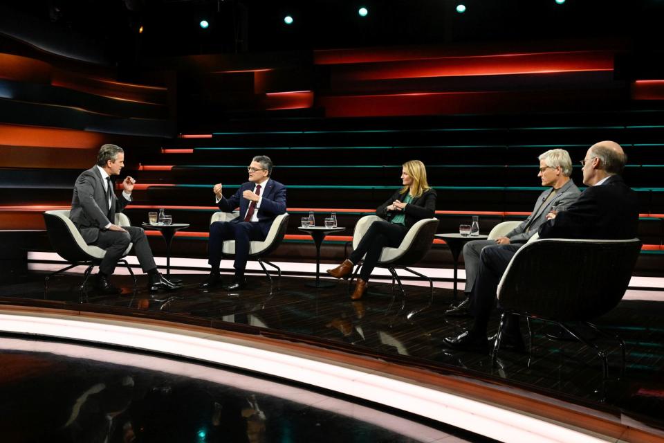 Bei "Markus Lanz" rechtfertigte sich Roderich Kiesewetter (zweiter von links) für das neue CDU-Grundsatzprogramm, während er mit Kerstin Münstermann, Tankred Stöbe und Michael Thumann (rechts) über den Nahost-Konflikt diskutierte. (Bild: ZDF / Markus Hertrich)