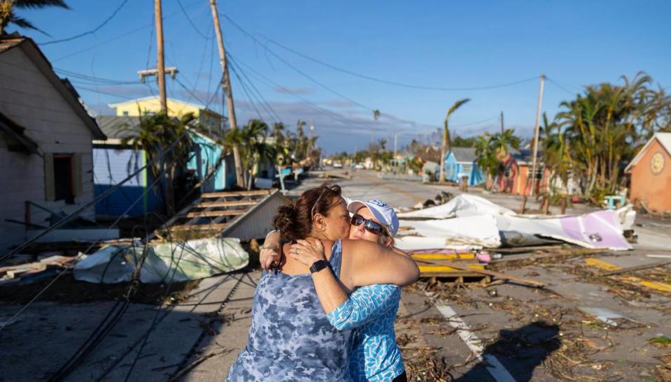 Donna LaMountain, de 51 años, abraza a su amiga Tammey Lynch, de 55, después de ver los daños en Pine Island Road el 29 de septiembre de 2022, en Matlacha, Florida. El huracán Ian tocó tierra en la costa del suroeste de la Florida como tormenta de categoría cuatro, dejando zonas con calles inundadas, árboles caídos y escombros esparcidos.