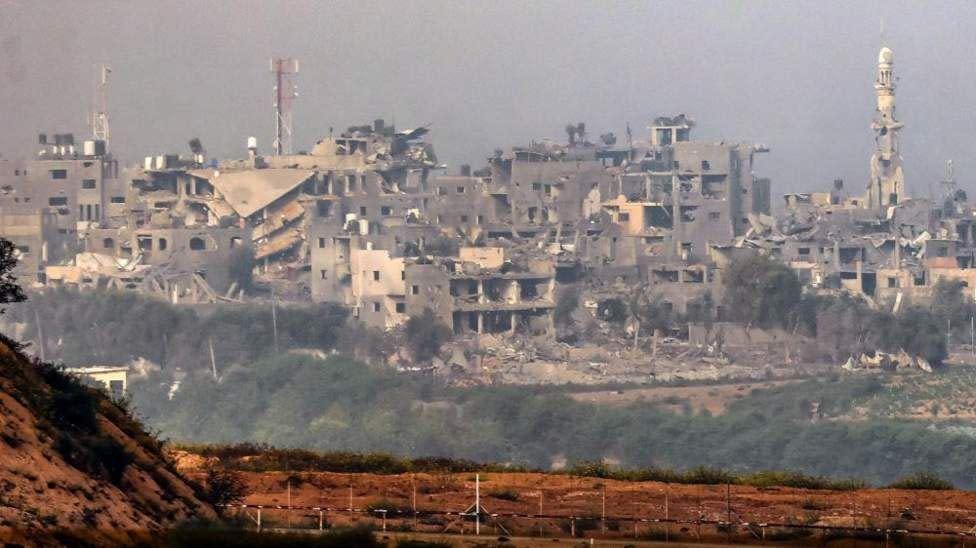 Israel intensificó el viernes sus bombardeos aéreos sobre Gaza. (BBC)