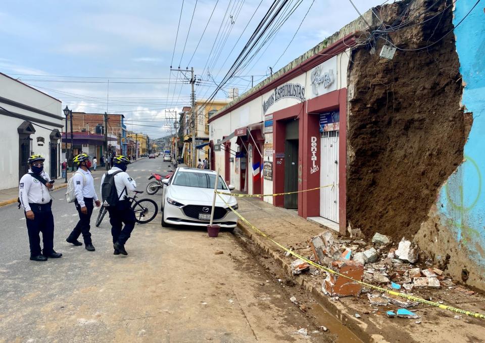 OAXACA, OAXACA, 23JUNIO2020.- Varias bardas se derrumbaron por el temblor de 7.5 grados en la escala de Richter que se sintió esta mañana y que tuvo como epicentro las costas de Oaxaca. FOTO: ALBERTO CRUZ/CUARTOSCURO.COM