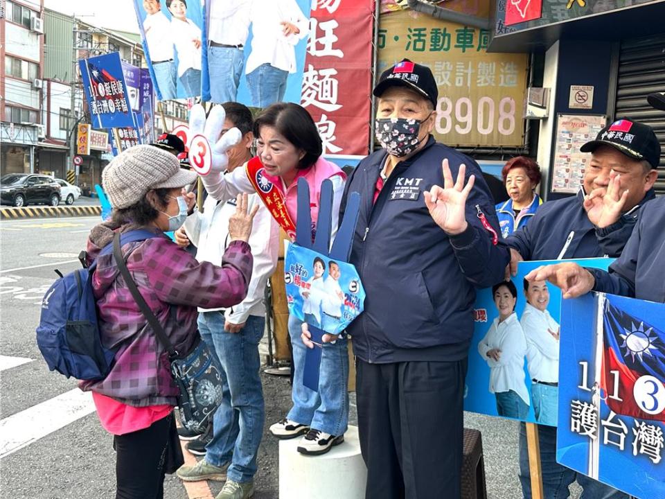 113名由后里區發動的志工和后里區所有里長等，今早陪同台中市第三選區國民黨立委候選人楊瓊瓔站路口。（楊瓊瓔服務處提供）