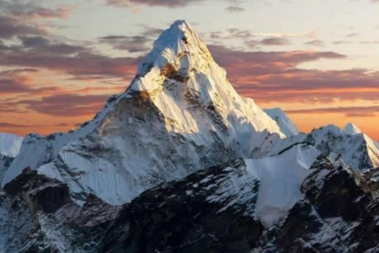 El Monte Everest tiene una altitud de 8848,86 metros sobre el nivel del mar