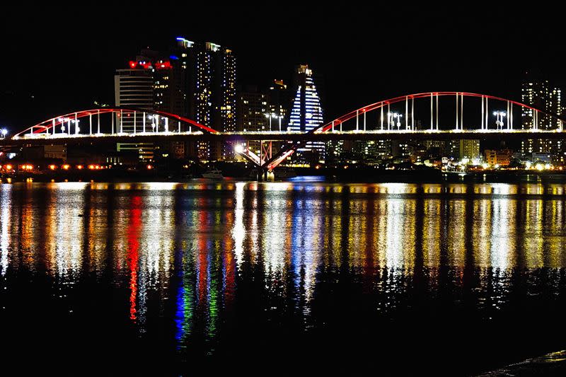 壯觀的關渡大橋，串聯成一路美麗的風景。（圖／北市水利處提供）