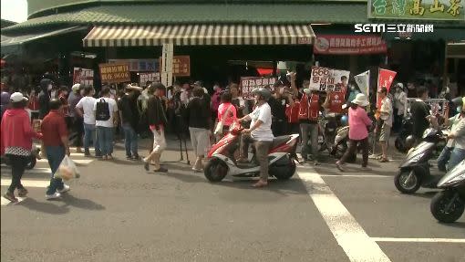 台灣基進在傳統市場發送罷韓黃絲帶，民眾大排長龍。