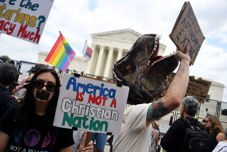 Activistas contra el aborto protestan frente a la sede de la Corte Suprema