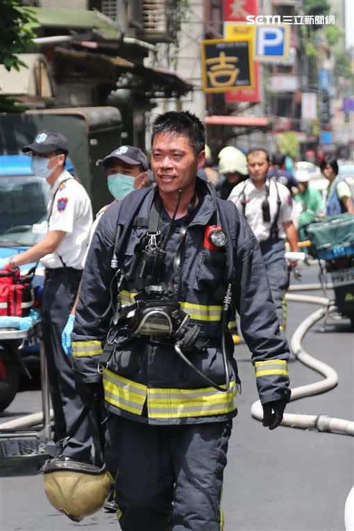 台北市消防局中崙分隊小隊長劉宥均救出20人。（圖／消防局提供）