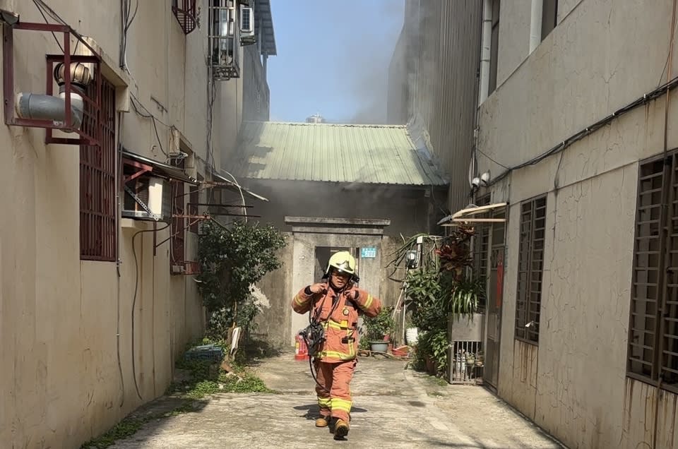 新北市淡水一處民宅發生疑似縱火案。（圖／翻攝畫面）