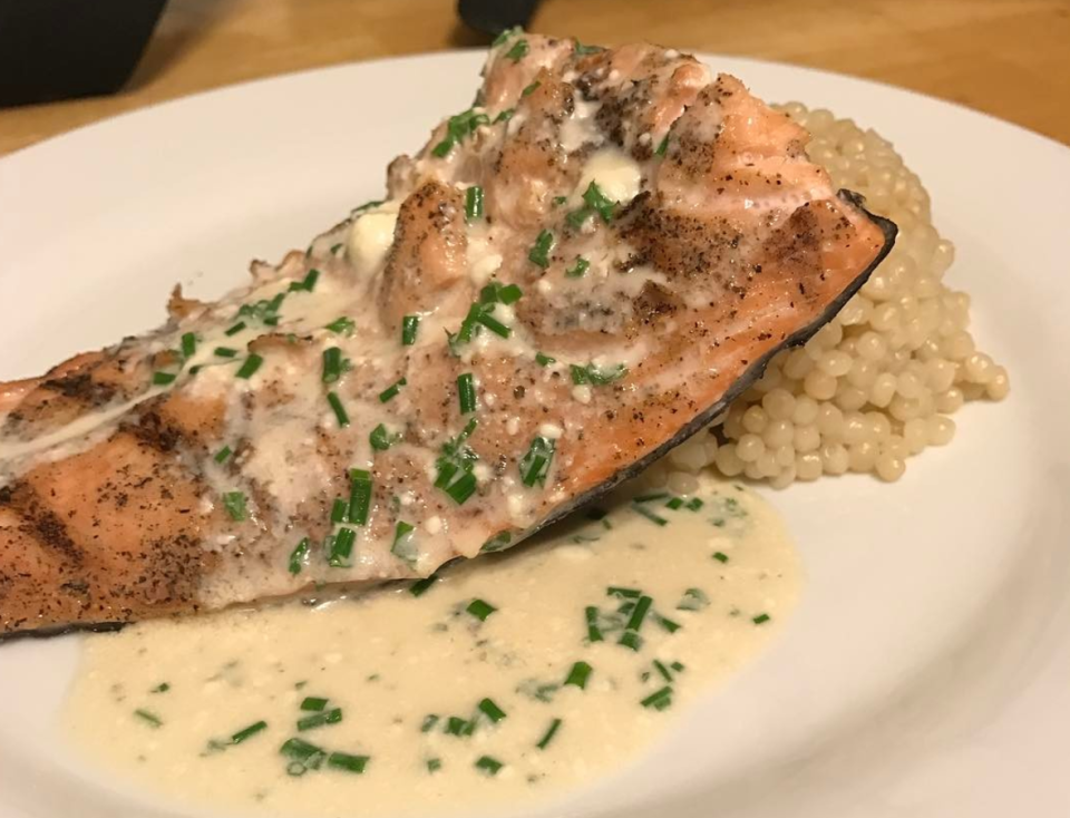 <p>Étonnamment, la sauce au vin blanc sonne beaucoup mieux (et a meilleur goût) qu’une simple sauce blanche. En plus, elle va avec le poulet, le poisson, les légumes… Avec un peu de tout, quoi. [Photo : Instagram/bbcmb] </p>