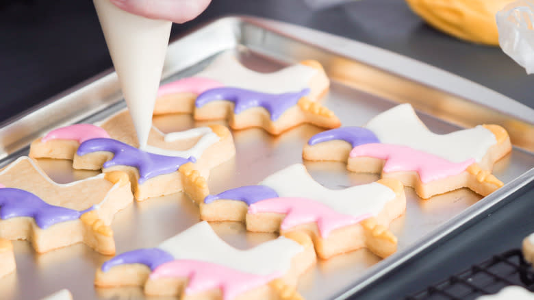 outlining cookies with royal icing