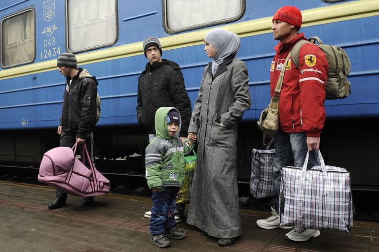 Una familia de tártaros de Crimea desembarcando de un tren al llegar de Simferópol, en Crimea, a la ciudad de Leópolis, en el oeste de Ucrania.