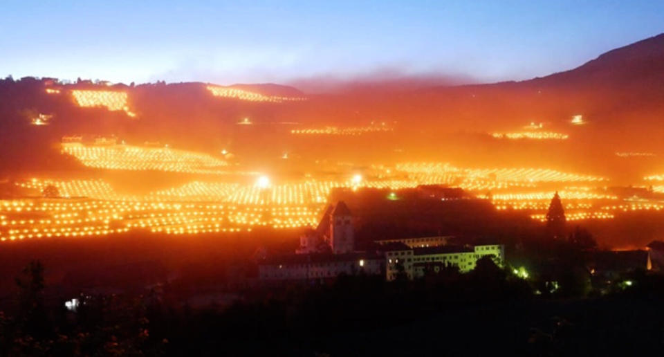 Los viticultores del norte de Italia utilizan antorchas para luchar contra las heladas. (Crédito: Facebook/Kloster Neustift-Abbazia di Novacella)