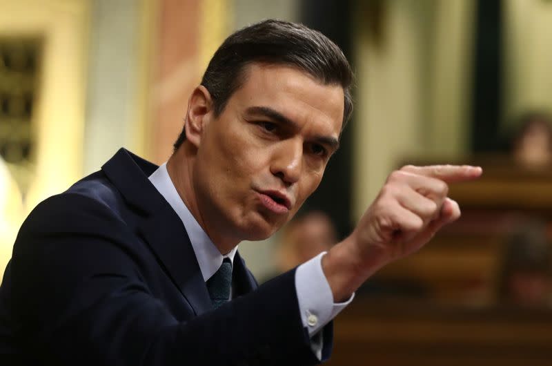 El presidente del Gobierno en funciones, Pedro Sánchez, habla durante el debate de investidura en el Congreso de los Diputados en Madrid, España, el 5 de enero de 2020