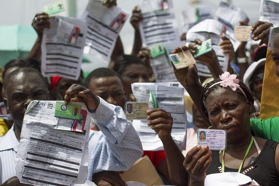 Trabajadores haitianos de la caña de azúcar se manifiestan frente a la embajada de Haití exigiendo los pasaportes haitianos necesarios para regularizar su estatus migratorio en la República Dominicana, en Santo Domingo, el 1 de junio de 2015.