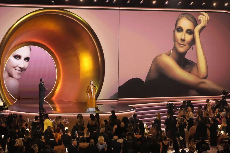 Celine Dion, frente a un auditorio que se sorprendió con su aparición y la aplaudió de pie