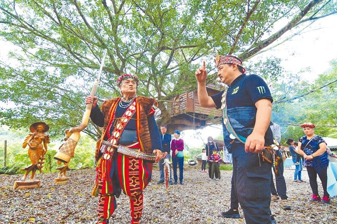 馬智禮的孫子馬來盛（左），2月28日帶領民眾重回74年前祖父在下里的避難路線。（莊哲權攝）