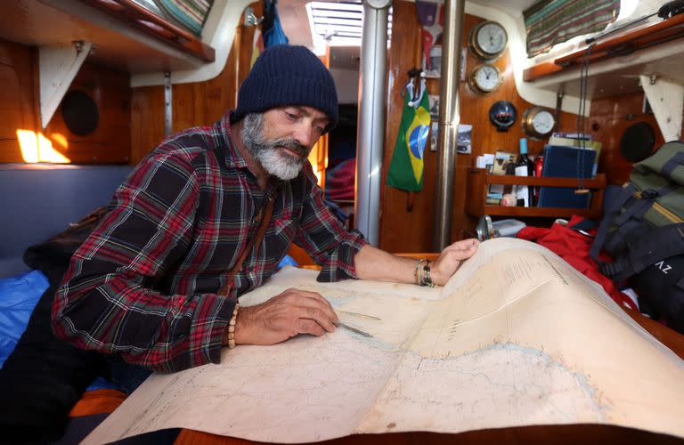 El navegante argentino Juan Manuel Ballesteros parte este domingo a dar la vuelta al mundo. Tiene su velero en el Club Náutico Mar del Plata. 28 de Abril 2022.