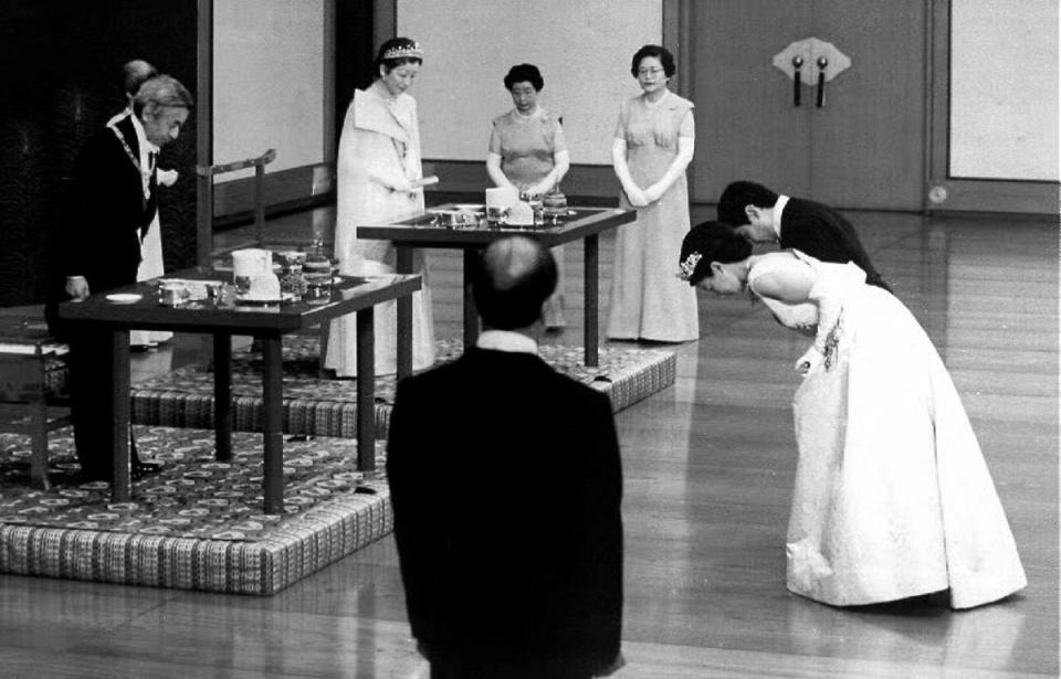 The newly wed crown prince Naruhito (R) and his wife, crown princess Masako (2nd R), bow before emperor Akihito (L) and empress Michiko (2nd L) at the Imperial Palace (AFP via Getty Images)