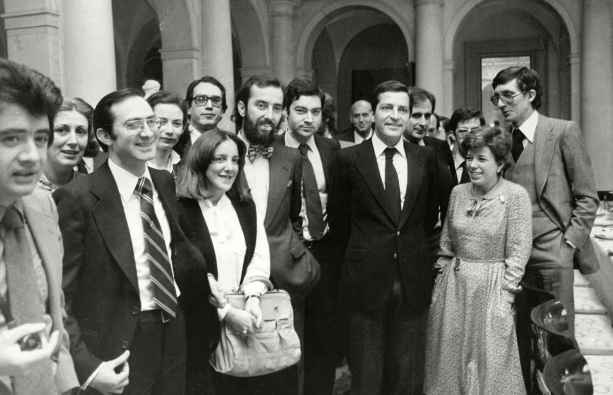 Adolfo Suárez, entonces presidente del Gobierno de España, durante un encuentro con periodistas el 7 de febrero de 1979. <a href="https://es.wikipedia.org/wiki/Archivo:Adolfo_Su%C3%A1rez_se_re%C3%BAne_con_representantes_de_los_medios_de_comunicaci%C3%B3n.jpeg" rel="nofollow noopener" target="_blank" data-ylk="slk:Pool Moncloa / Wikimedia Commons;elm:context_link;itc:0;sec:content-canvas" class="link ">Pool Moncloa / Wikimedia Commons</a>