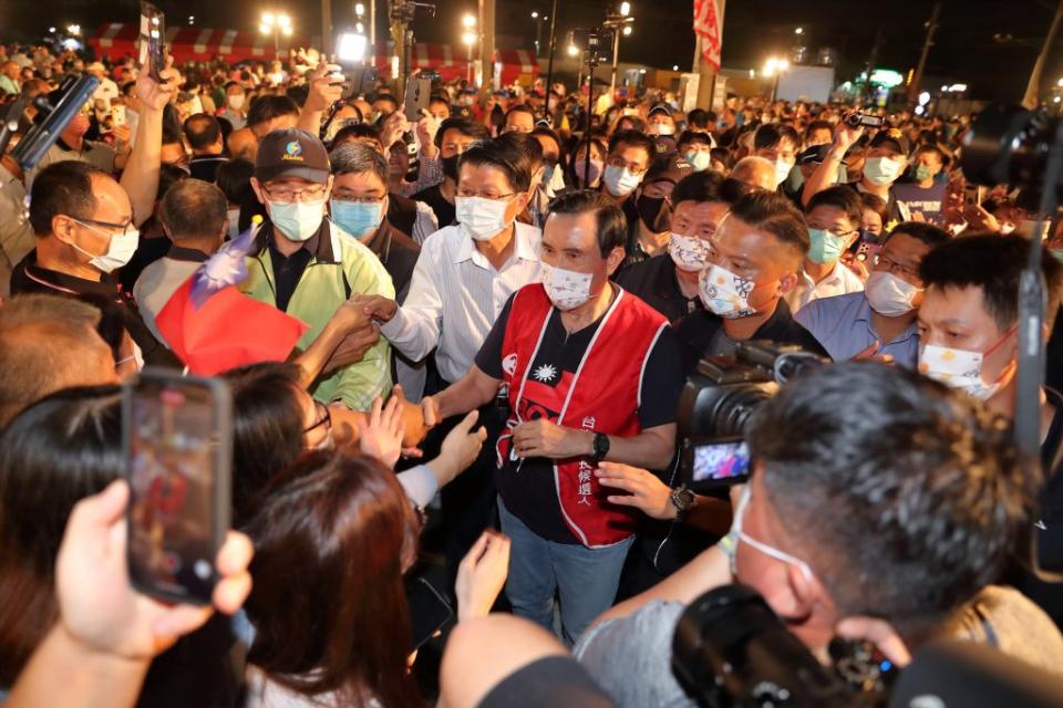 前總統馬英九陪同謝龍介大進場，受到支持者熱烈歡迎。（記者趙傳安攝）