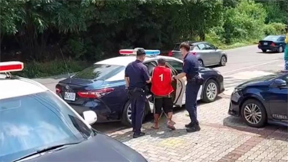 傻眼爆哭！警察上門25歲通緝男躲廁所　嚇得秒成媽寶喊：我會怕