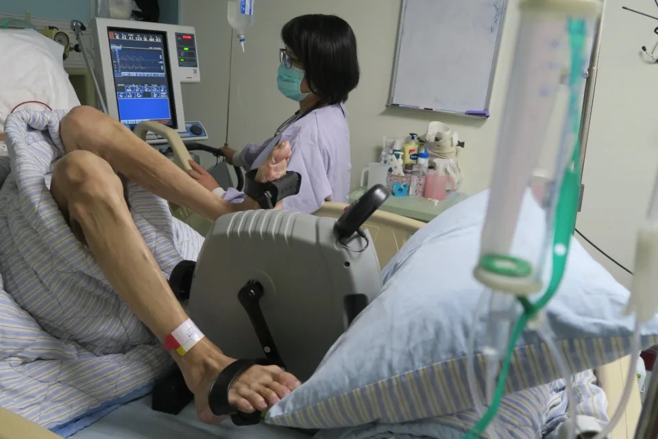 還在彰化醫院加護病房的蔡先生，腳踩自行車器具以恢復肌力。彰化醫院提供